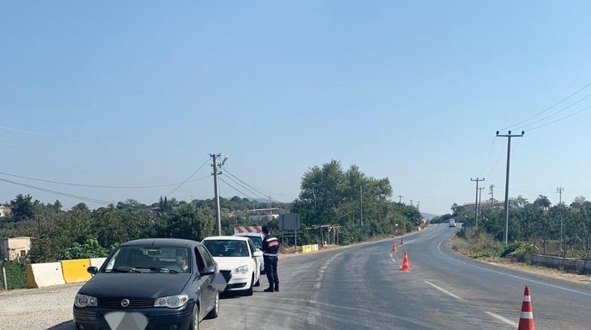 Caferli&rsquo;de jandarmadan uyuşturucu operasyonu, biri bayan 4 ş&uuml;pheli g&ouml;zaltına alındı