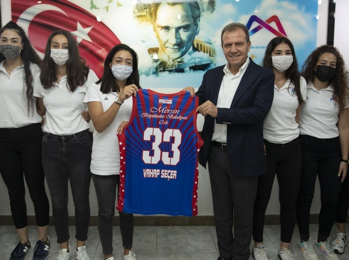 Başkan Se&ccedil;er, B&uuml;y&uuml;kşehir Belediyesinin kadın basketbolcularıyla buluştu