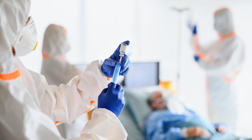 Kovid-19'u eşine bulaştırmadan atlatmanın mutluluğunu yaşıyor!