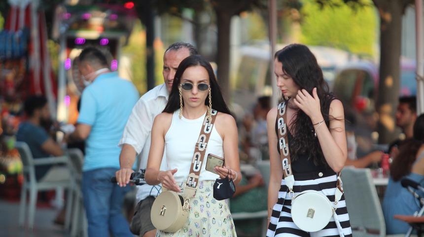 Turistler sınıfta kaldı! Ne maske umurlarında ne mesafe