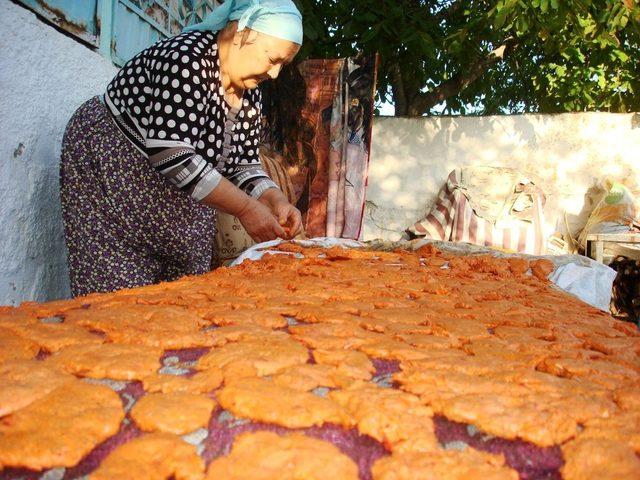 Sarıgöl’de evlerde tarhana yapımı başladı