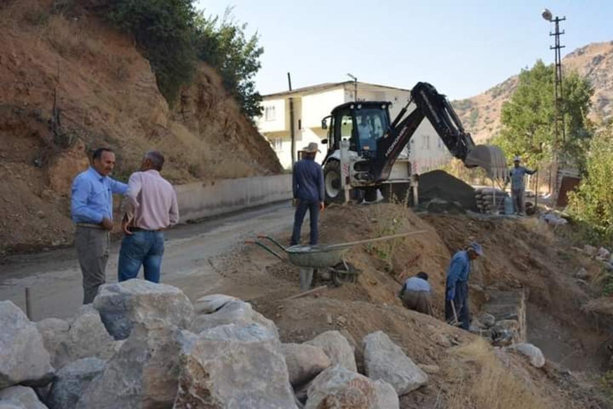 Şemdinli Belediyesinden yol yapım &ccedil;alışması