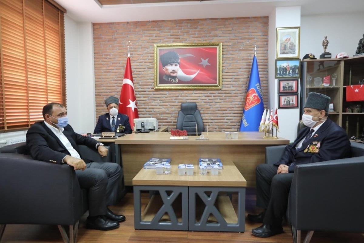 Vali &Ccedil;etin Oktay Kaldırım şehit aileleriyle bir araya geldi