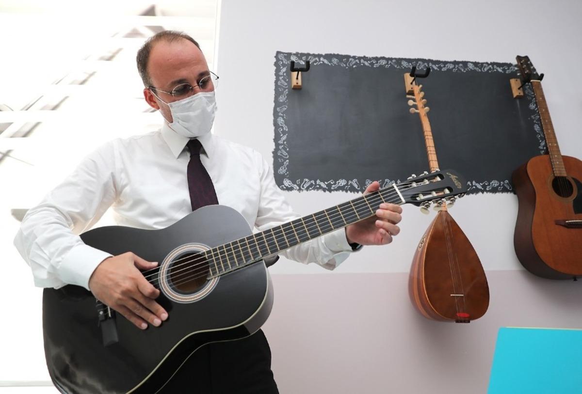 K&uuml;t&uuml;phaneye kitap bağışlayan Başkan &Ouml;rki gitar &ccedil;aldı