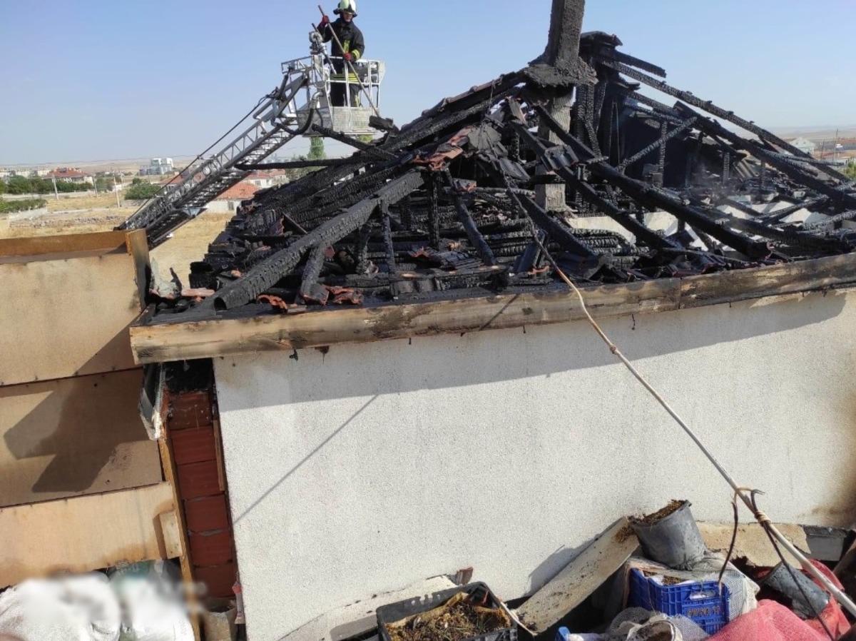 M&uuml;stakil ev &ccedil;ıkan yangında kullanılamaz hale geldi