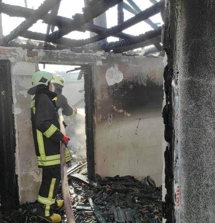 Müstakil ev çıkan yangında kullanılamaz hale geldi G4