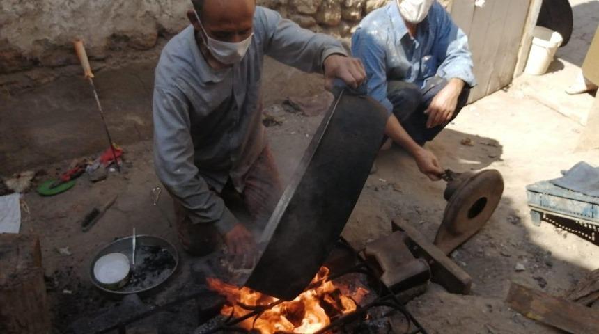 Baba mesleği kalaycılığı ayakta tutmaya çalışıyorlar
