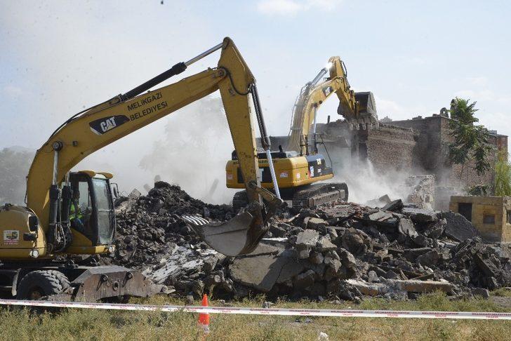 Başkan Dr. Palancıoğlu; “Gülük Mahallesinde tehlike arz eden metruk yapılar yıkılıyor” G2