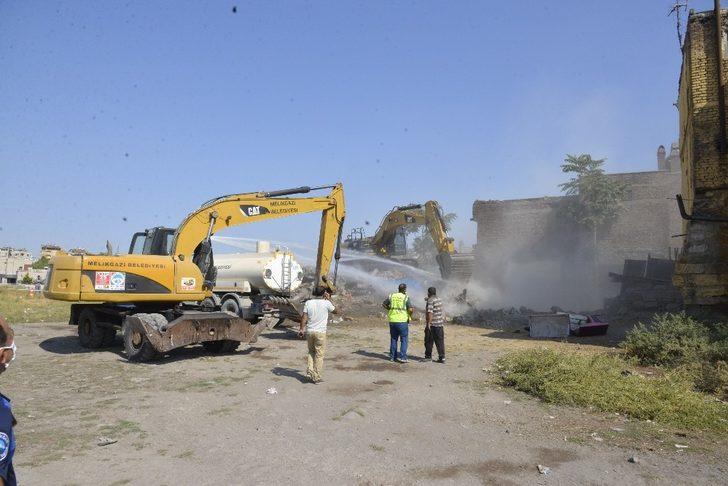Başkan Dr. Palancıoğlu; “Gülük Mahallesinde tehlike arz eden metruk yapılar yıkılıyor” G3
