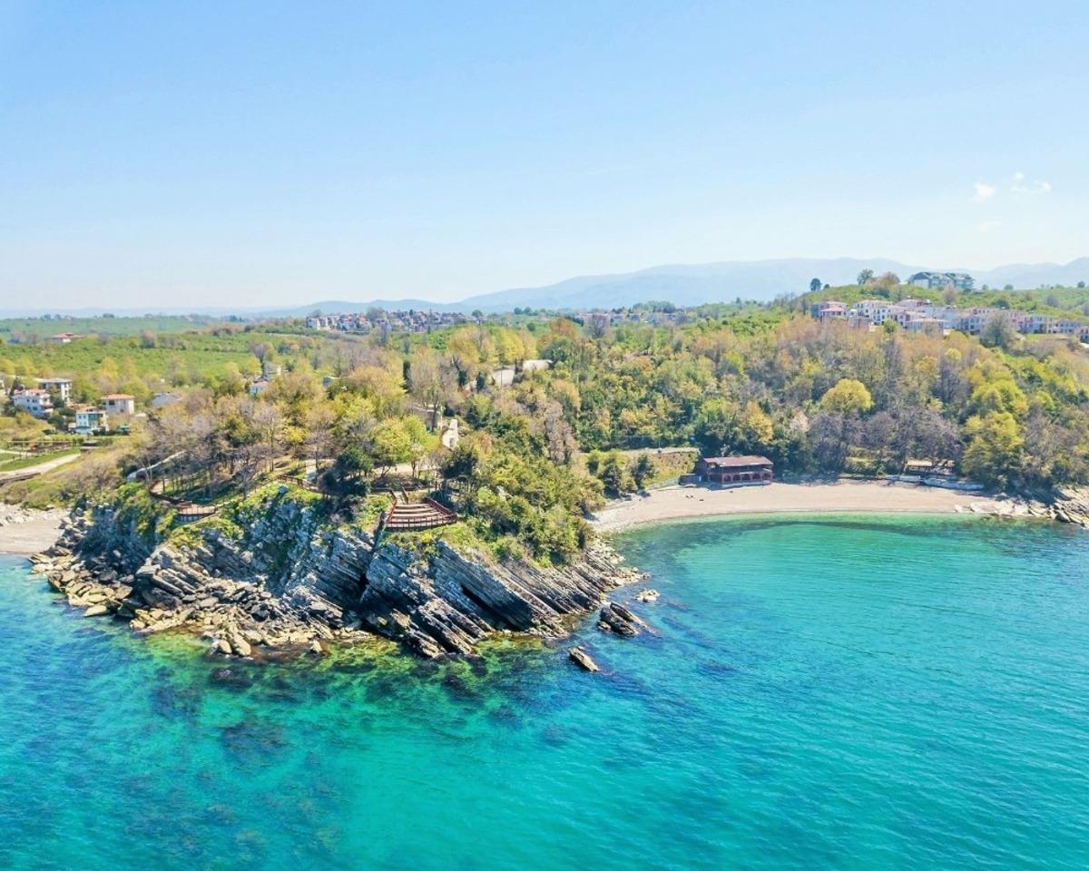 Mavi ile yeşilin buluşma noktası: Ceneviz kalesi