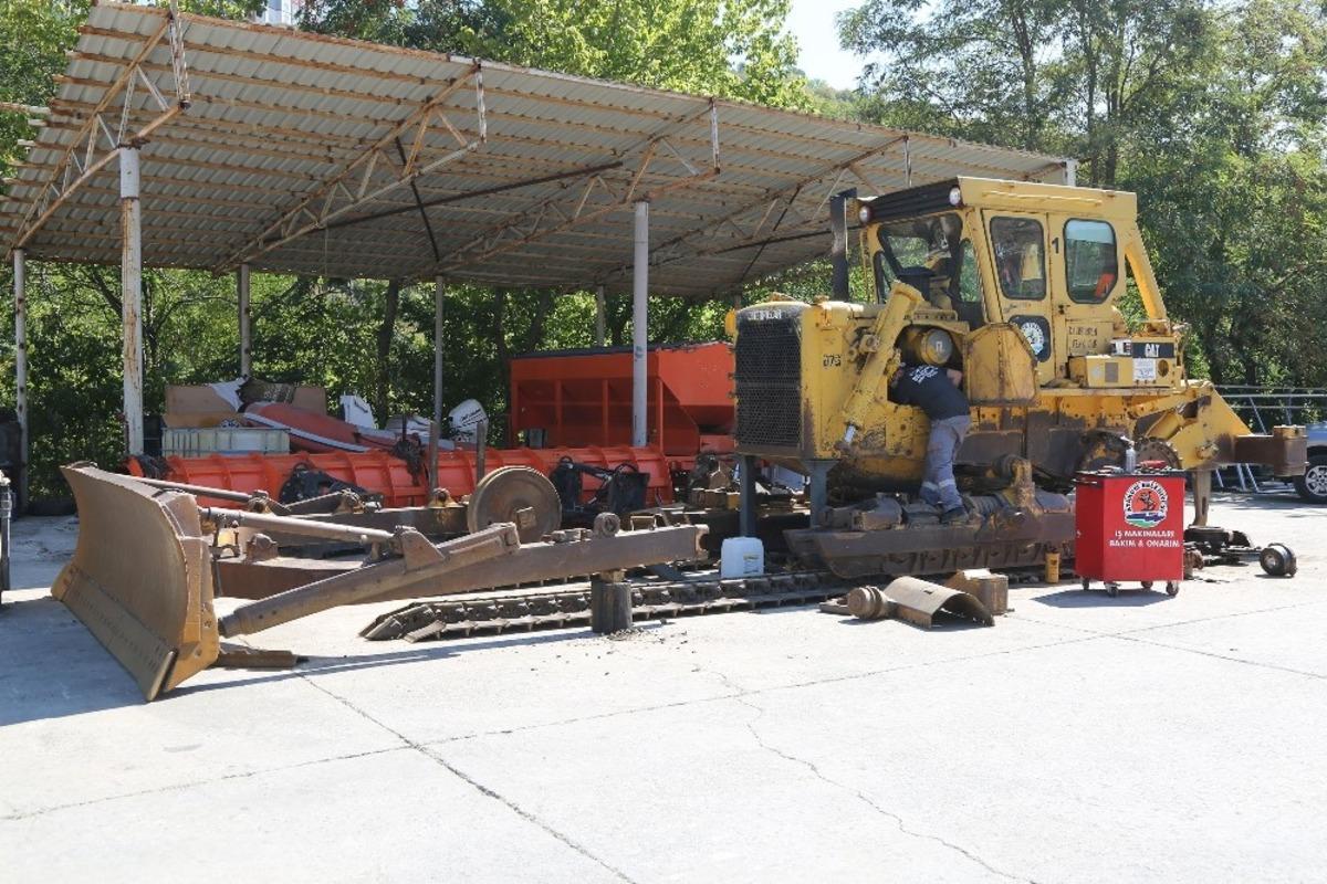 Atakum Belediyesi ara&ccedil; ve iş makinelerini kendi at&ouml;lyelerinde tamir ediyor