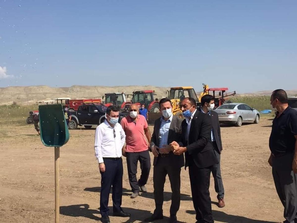 Kaymakam G&ouml;rm&uuml;ş &ccedil;eltik hasadını inceledi