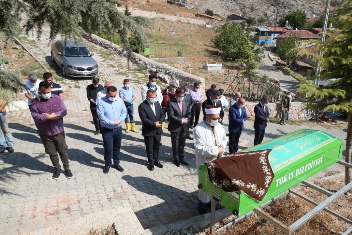 Kimsesiz kadını son yolculuğuna protokol uğurladı