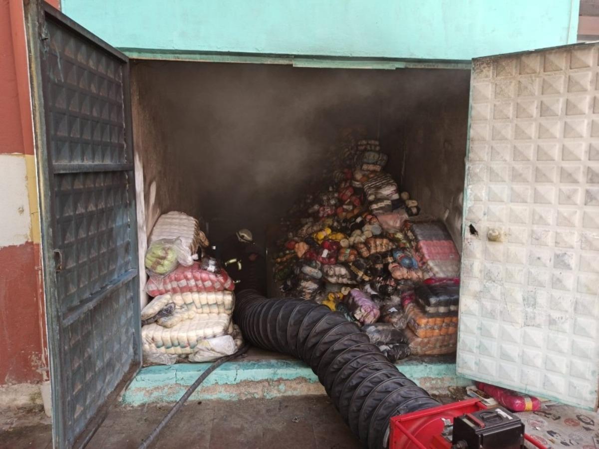 Yangında bir depo dolusu iplik kullanılamaz hale geldi