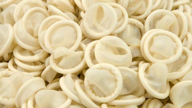 Polis baskın yaptı! 324 bin prezervatif ele geçirildi