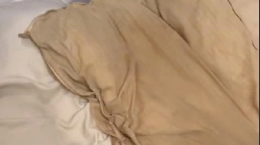 Erkek arkadaşının 10 yıldır yıkamadığı yastığı yıkadı! Mide bulandırıcı anlar kamerada