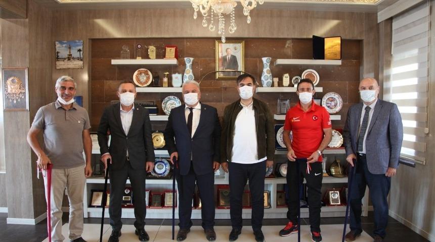 Ampute futbol heyetinden Başkan &Ccedil;oban&rsquo;a ziyaret