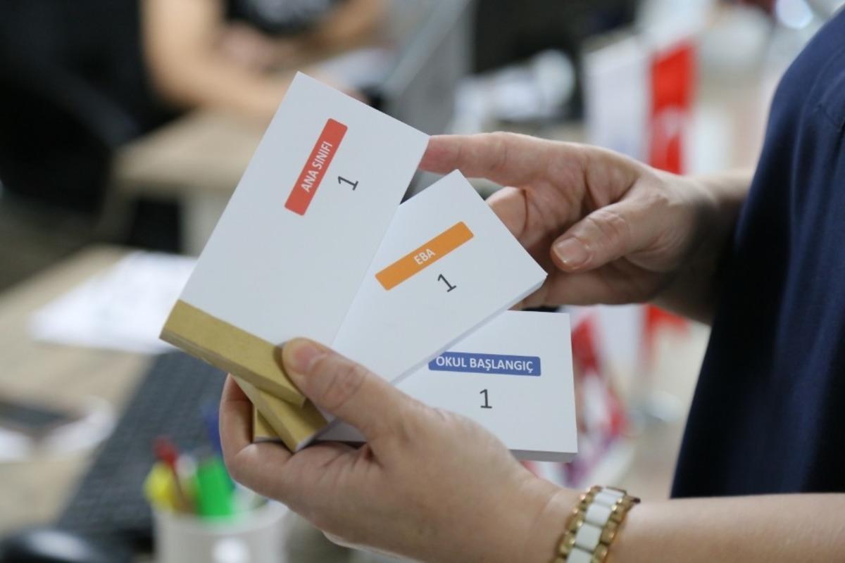 Kırtasiye yardımı Edremitli &ccedil;ocuklara ulaşıyor