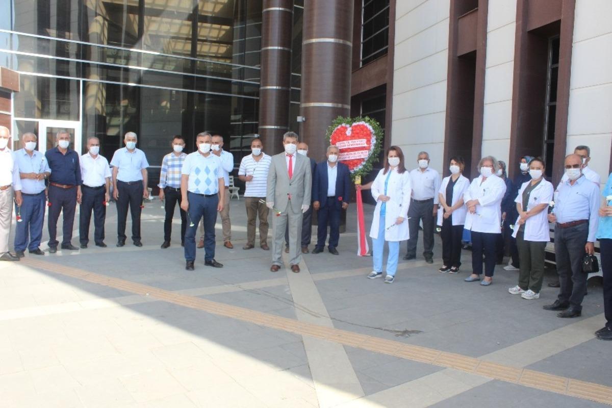 Sağlık &ccedil;alışanlarına kalpli &ccedil;elenk