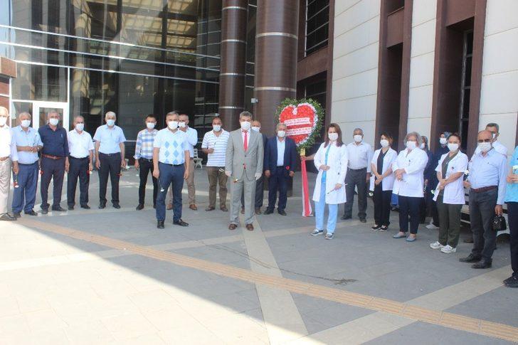 Sağlık çalışanlarına kalpli çelenk G1