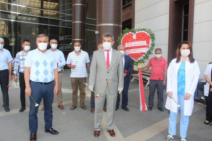 Sağlık çalışanlarına kalpli çelenk G2