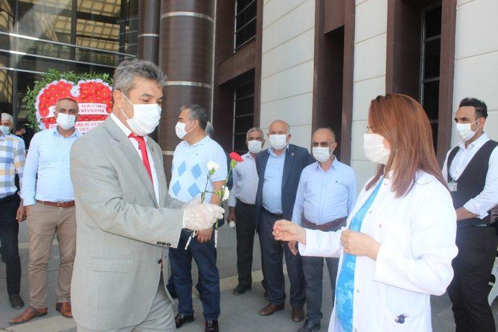 Sağlık çalışanlarına kalpli çelenk G3