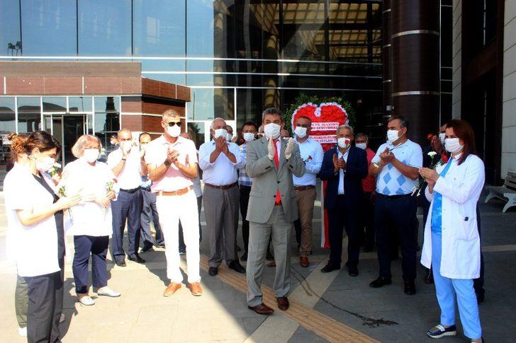 Sağlık çalışanlarına kalpli çelenk G4