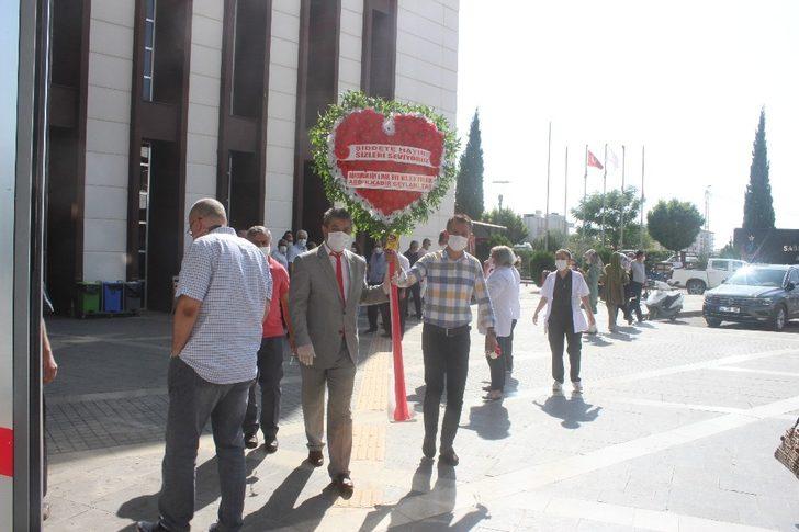 Sağlık çalışanlarına kalpli çelenk G5