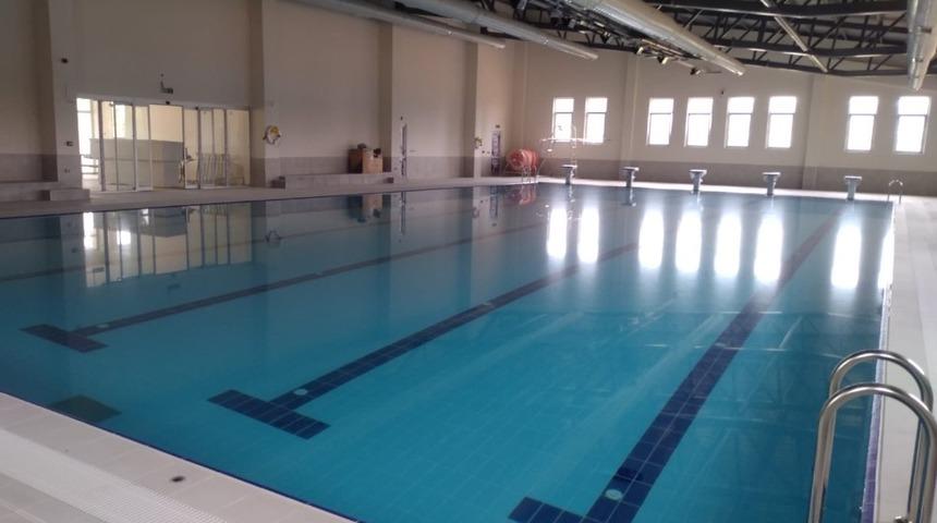 Selendi&rsquo;de yarı olimpik y&uuml;zme havuzunda sona gelindi