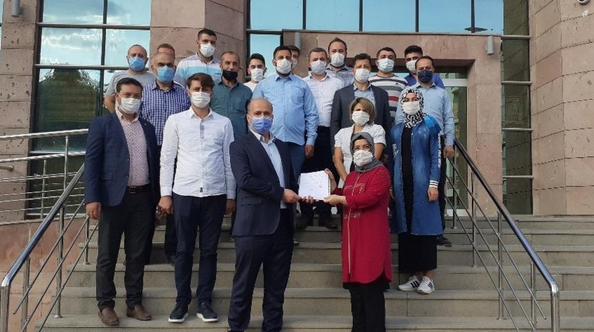 AK Parti İlçe Başkanı Okudan mazbatasını aldı