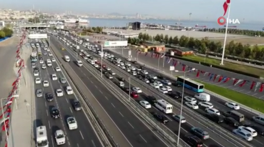 İstanbul&rsquo;da deprem ve mesai bitimi trafiği olumsuz etkiledi