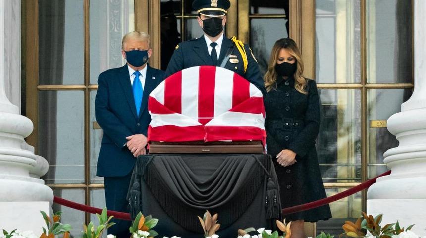 Trump&rsquo;a, Yargı&ccedil; Bader Ginsburg&rsquo;un tabutu &ouml;n&uuml;nde protesto