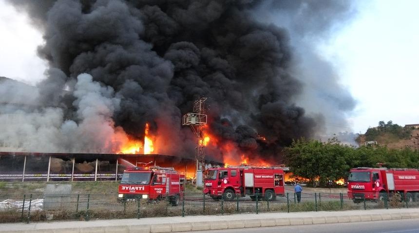 Tokat'ta bir AVM alev alev yandı