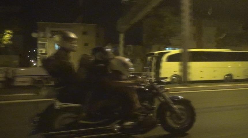 Motosiklette tehlikeli yolculuk! 4 kişi bindiler