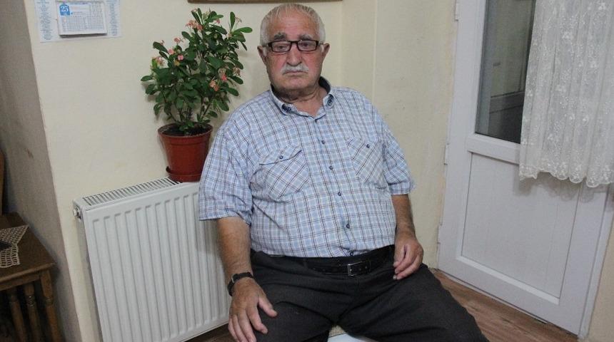 78 yaşında &uuml;&ccedil;&uuml;nc&uuml; evliliğini yapabilmek i&ccedil;in otob&uuml;s duraklarını ilanlarla donattı