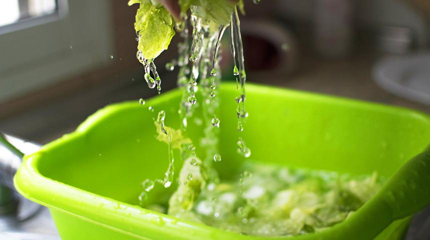 Kimse farkında değil! Meyve ve sebzeleri böyle yıkamazsanız...