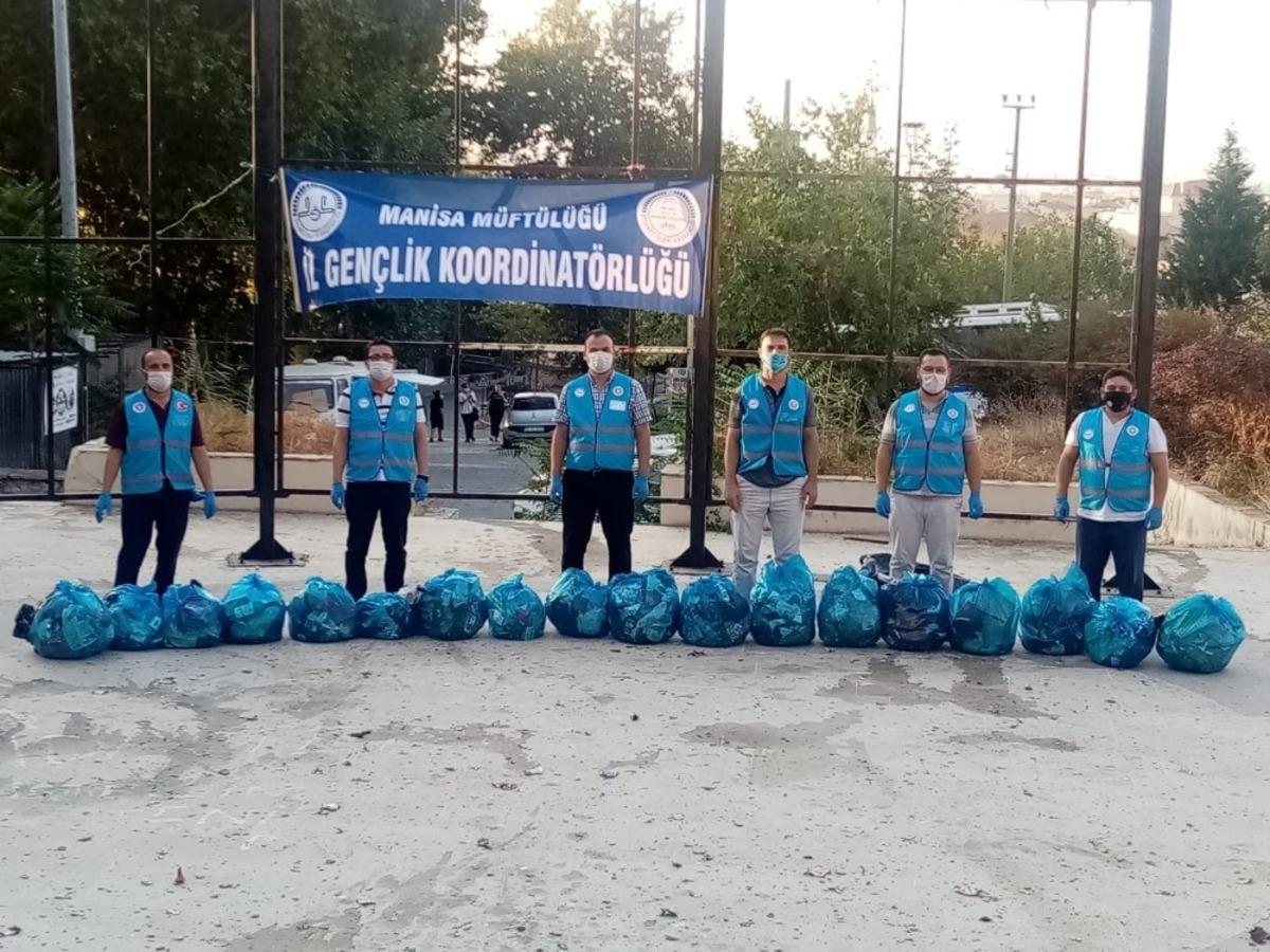 Gen&ccedil; imamlar Ağlayan Kaya&rsquo;da &ccedil;evre temizliği yaptı