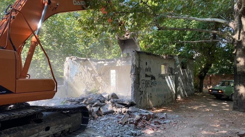 Metruk binaların yıkımı devam ediyor
