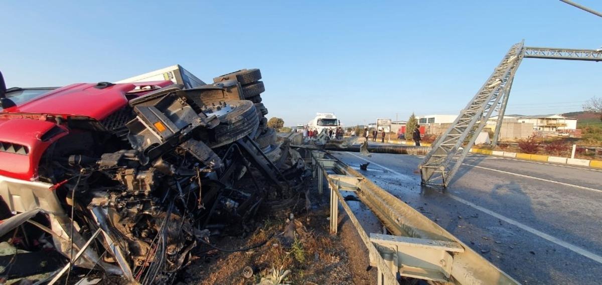 Orta ref&uuml;jde direğe &ccedil;arpan tır yan devrildi