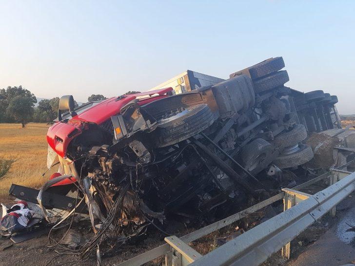 Orta refüjde direğe çarpan tır yan devrildi G3