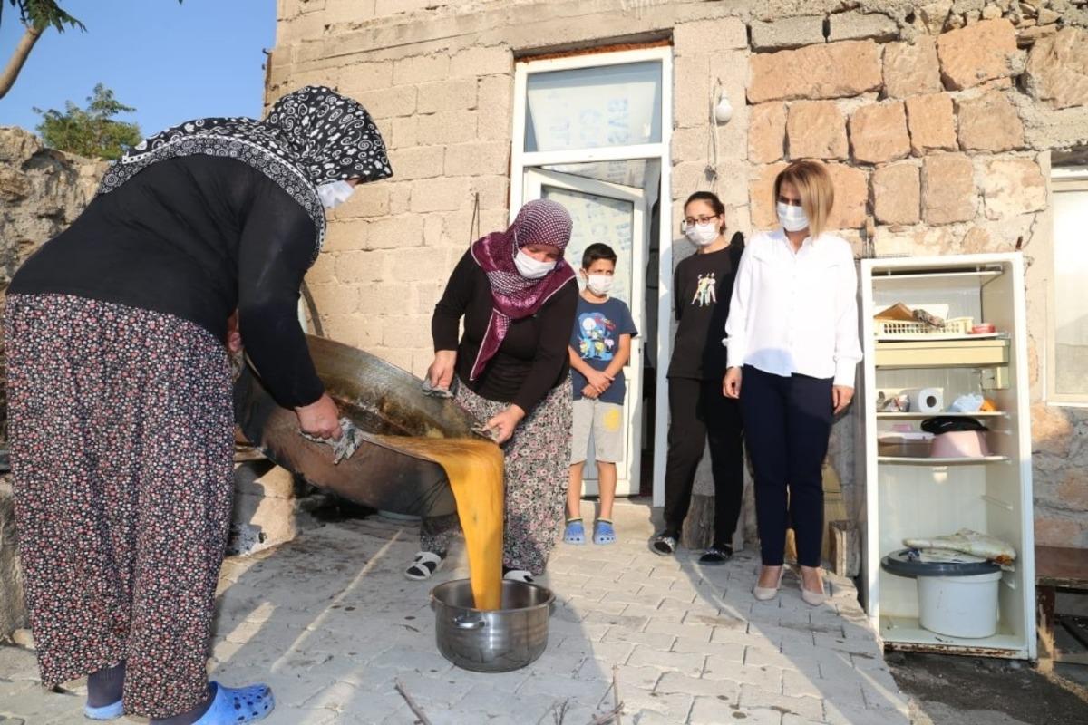Nevşehir Valisi Becel, k&ouml;yde pekmez kaynattı