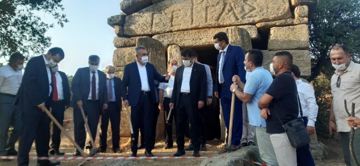 AD&Uuml; Rekt&ouml;r&uuml; Aldemir, antik kentte kazı &ccedil;alışmalarının startını Aydın protokol&uuml; ile birlikte verdi