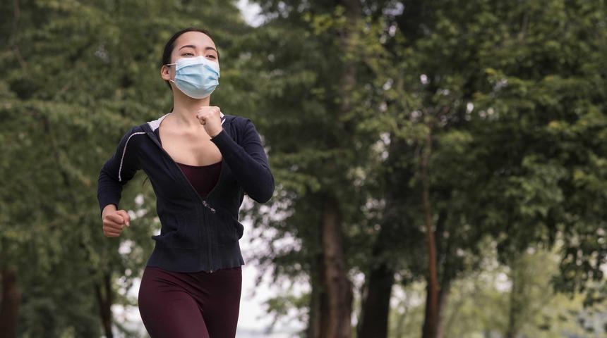 Spor yaparken maske takmalı mıyız? Uzmanlar a&ccedil;ıkladı