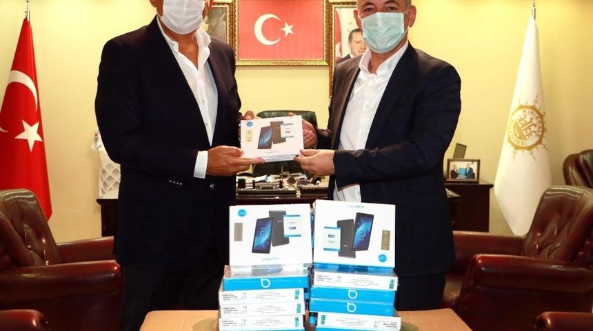 Uzaktan eğitime tablet desteği s&uuml;r&uuml;yor