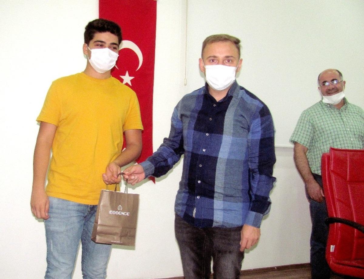 Araban&rsquo;da başarılı 60 &ouml;ğrenciye kol saati