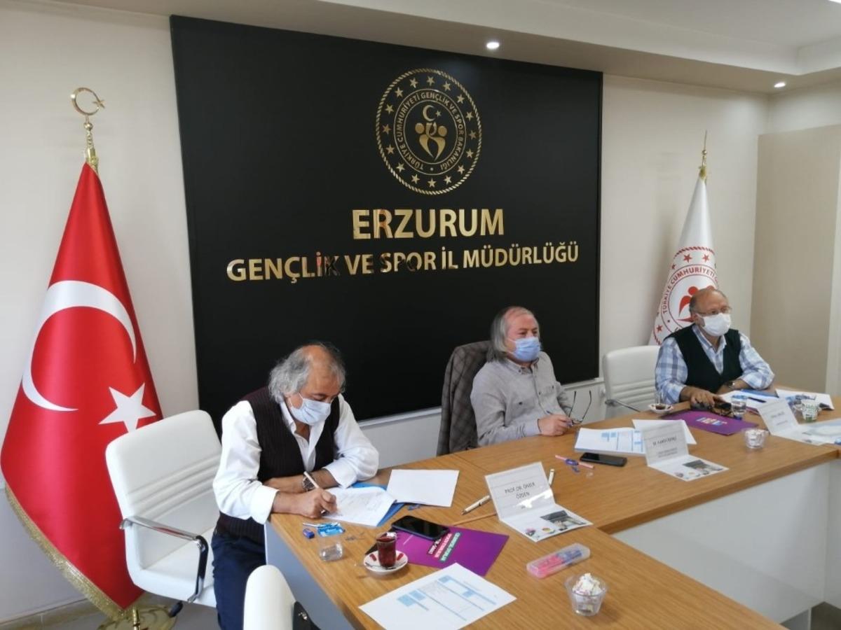 Gen&ccedil; şairler birincilik i&ccedil;in ter d&ouml;kt&uuml;