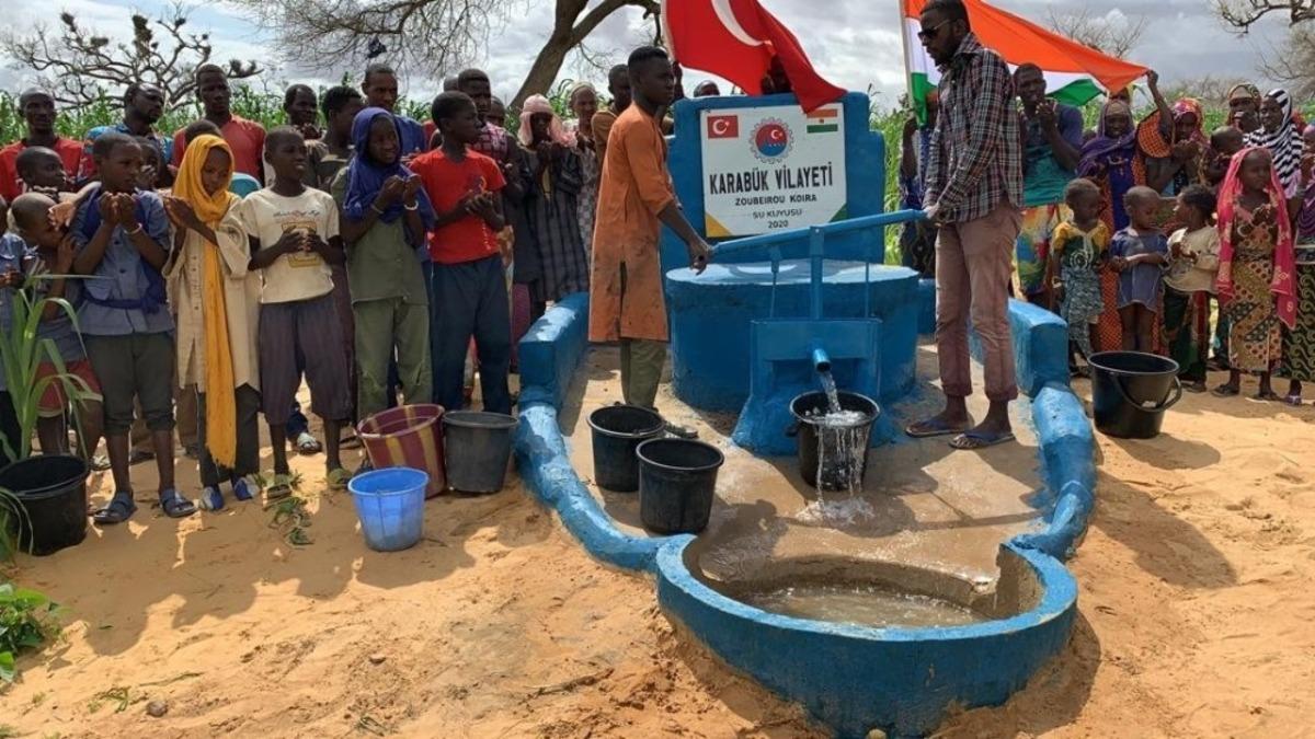 Başkan Vergili ve iş adamlarının katkılarıyla Afrika&rsquo;da su kuyusu a&ccedil;tırıldı