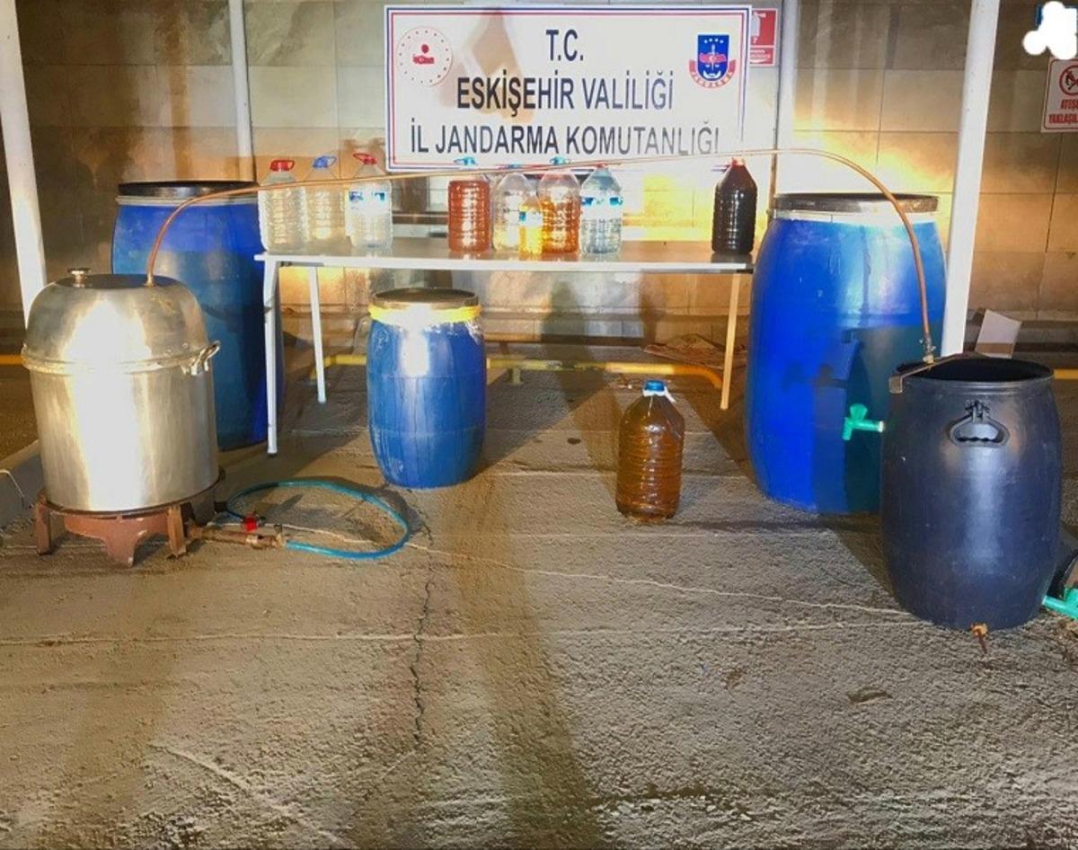 Evinin bah&ccedil;esinde ka&ccedil;ak alkol &uuml;retimi yapan ş&uuml;pheli yakalandı