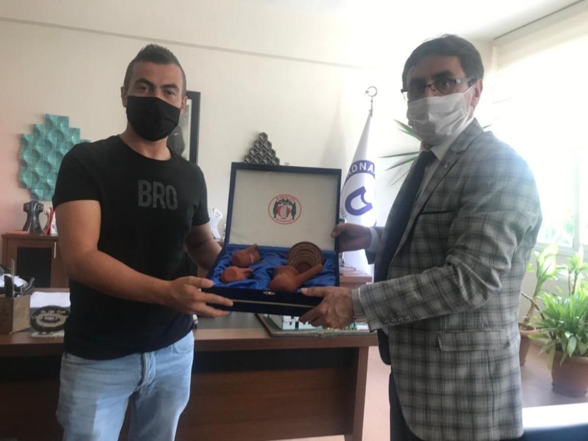 Başkan İnal&rsquo;dan, yarışmada derece alan Ert&uuml;rk&rsquo;e ziyaret