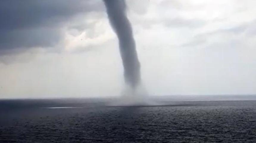 Antalya'da panik anları! Denizde hortum &ccedil;ıktı